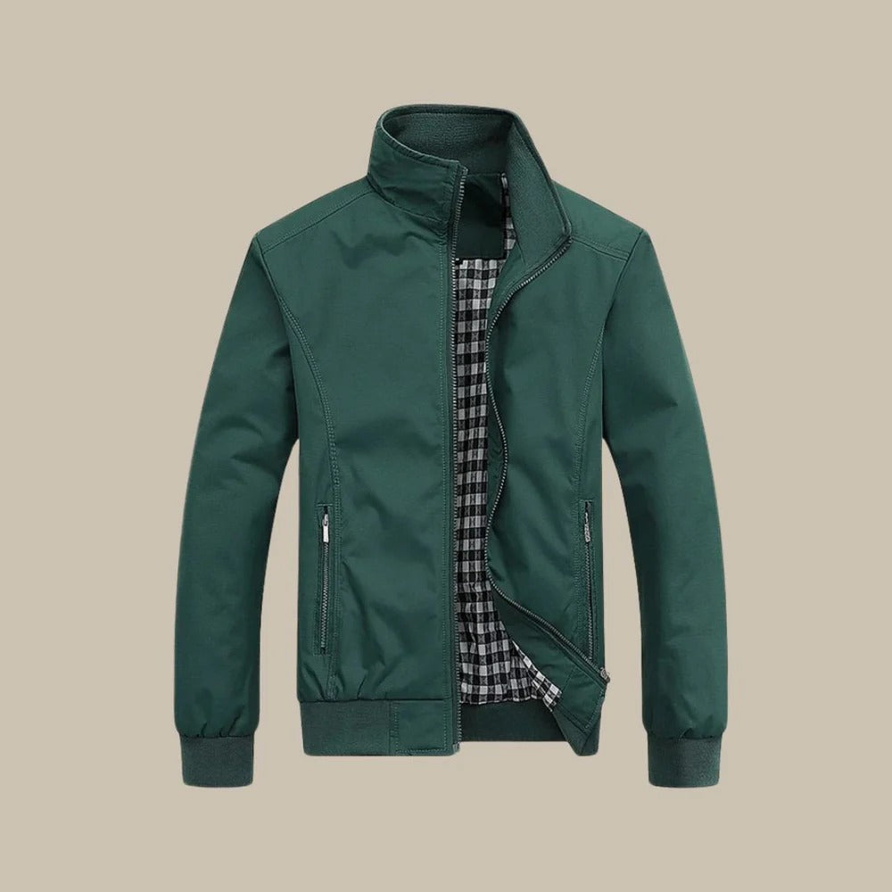 Man draagt een lichtgewicht casual windjack. Stijlvolle heren bovenkleding, ideaal als voorjaars- of najaarsjas.