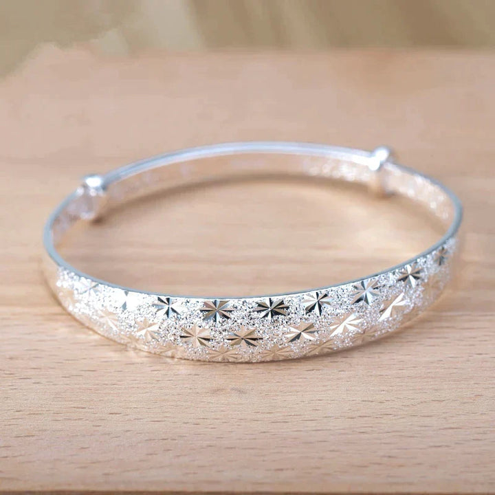 Tijdloze verzilverde sterarmband voor dames, elegant en verstelbaar, een chique modeaccessoire.