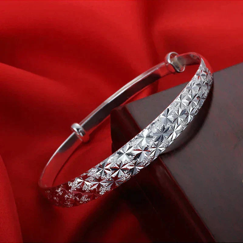 Stijlvolle verzilverde sterarmband voor vrouwen, elegant sieraad dat verstelbaar is voor comfort.