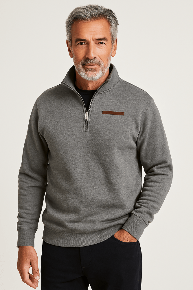 Man draagt een casual zip trui in een stedelijke omgeving, toont de stijlvolle veelzijdigheid van de sweater.