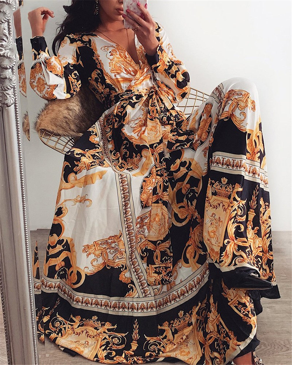 Zomerse dames wikkeljurk met split. Oranje boho maxi jurk met v-hals, lange mouwen. Geschikt als strand- of party jurk.
