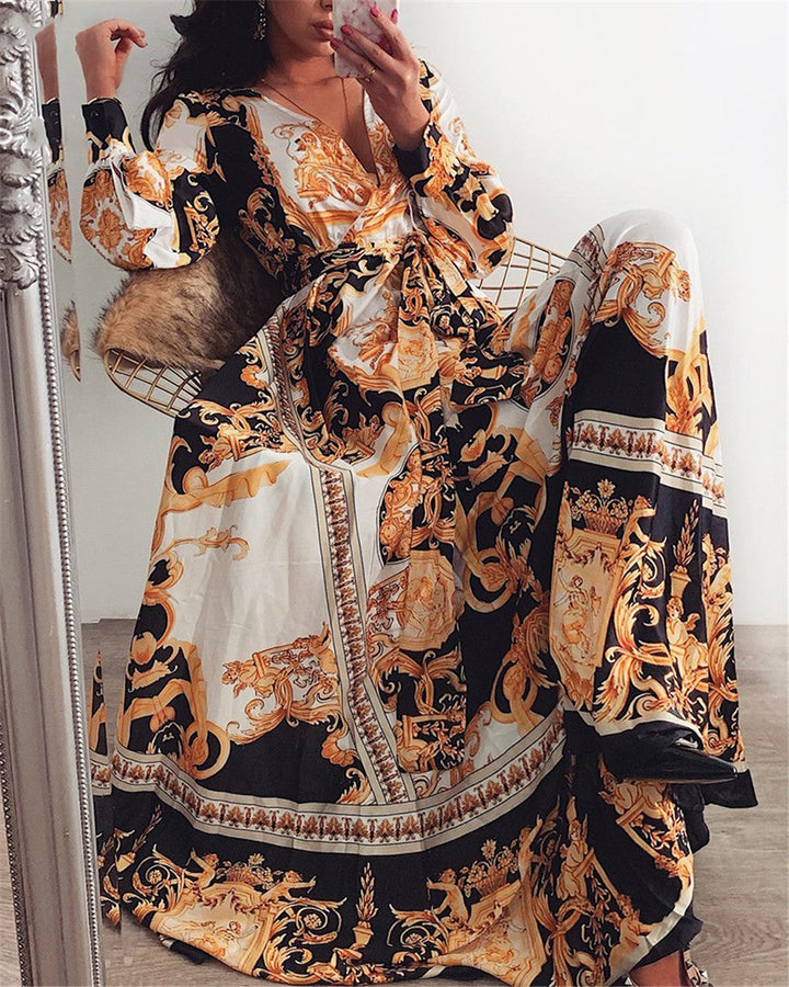 Zomerse dames wikkeljurk met split. Oranje boho maxi jurk met v-hals, lange mouwen. Geschikt als strand- of party jurk.