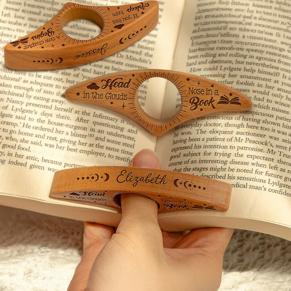 Gepersonaliseerde houten boekenhouder (walnoot) met gravure, ideaal voor handsfree leescomfort.
