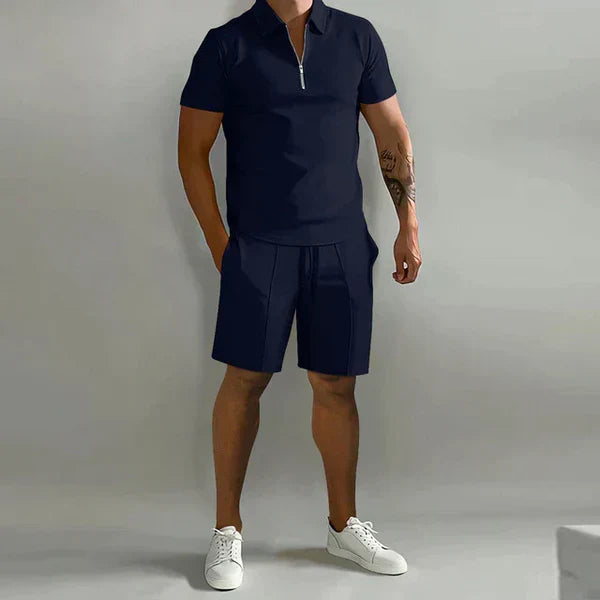 Tweedelige heren zomerset in ademende stof. Polo en korte broek voor een complete, comfortabele en stijlvolle zomeroutfit.