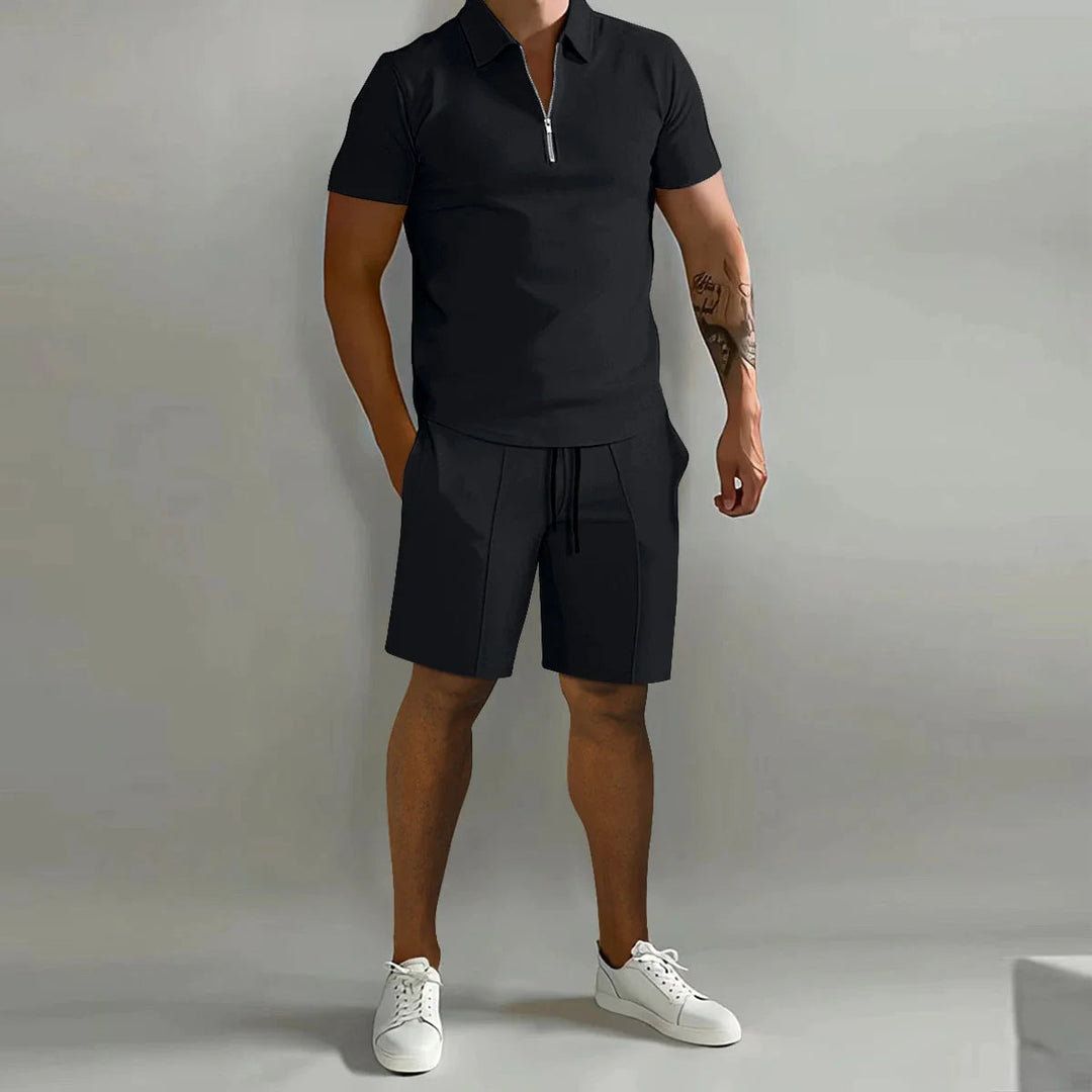 Stijlvolle heren zomer outfit: casual poloshirt en comfortabele korte broek, perfect voor ontspanning.