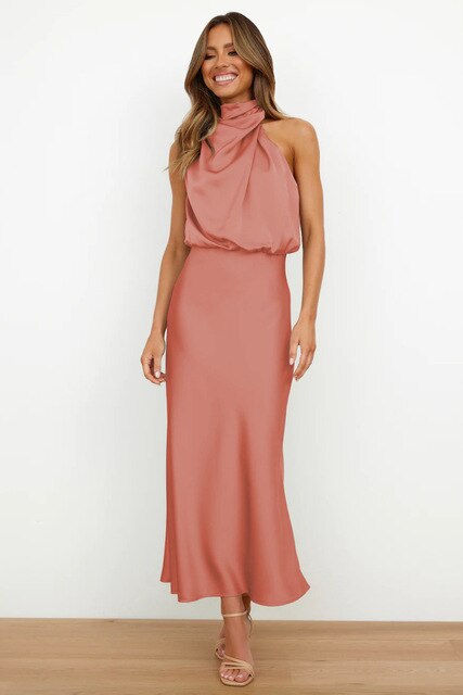 Modieuze vrouwenmode: een comfortabele en elegante halterjurk, perfect voor zomerse feesten.