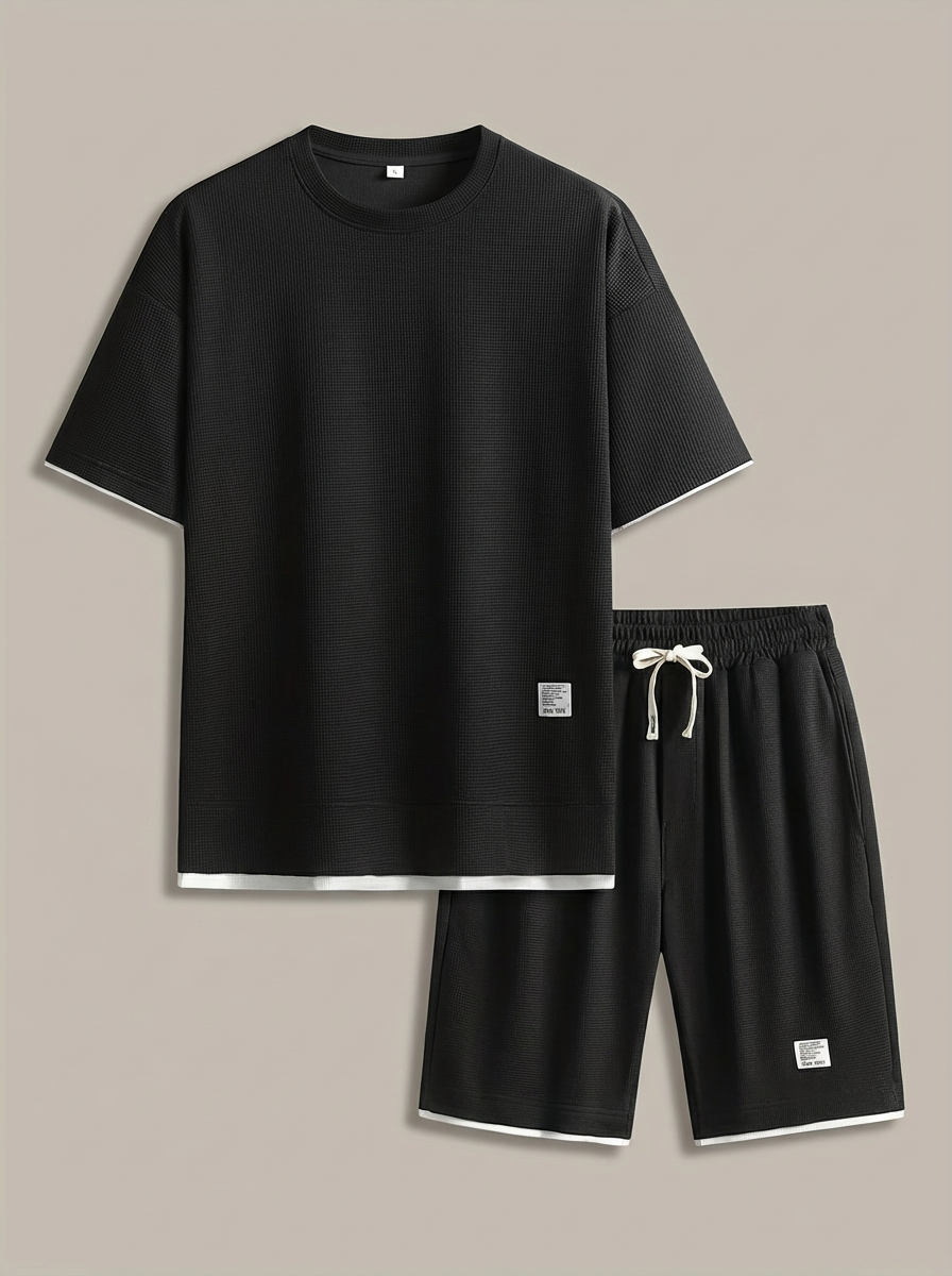 Beige heren zomer shortset met T-shirt en short. Comfortabele, casual tweedelige set met contrastbies.