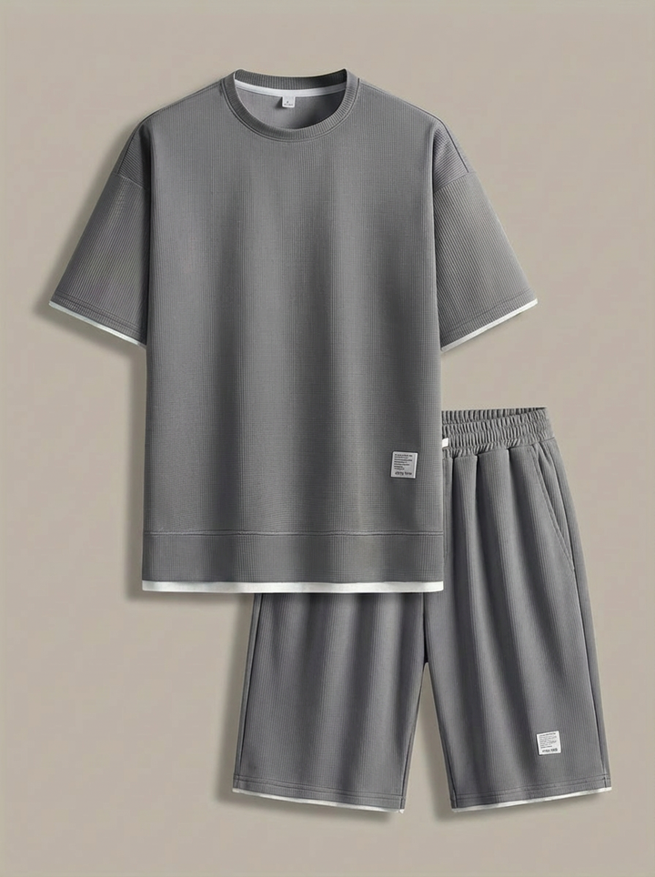Comfortabele heren zomer set met relaxed fit T-shirt en short. Tweedelige outfit met trendy bies.