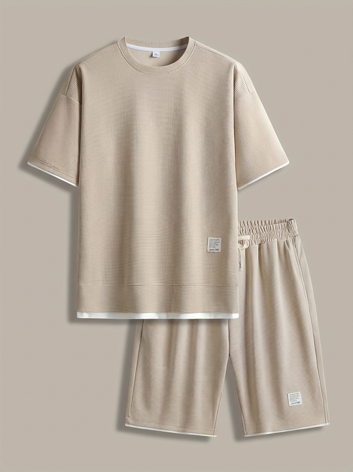 Casual heren zomer outfit set. Stijlvol T-shirt en short met contrastbies, perfect voor streetwear en vrije tijd.