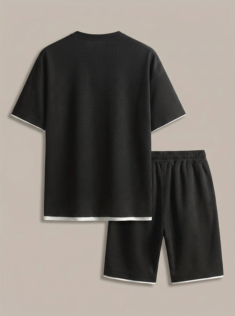 Tweedelige heren zomer set: T-shirt en short met opvallende contrastbies. Comfortabele casual streetwear outfit.