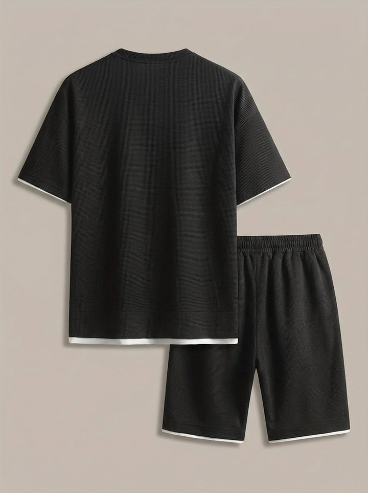 Tweedelige heren zomer set: T-shirt en short met opvallende contrastbies. Comfortabele casual streetwear outfit.