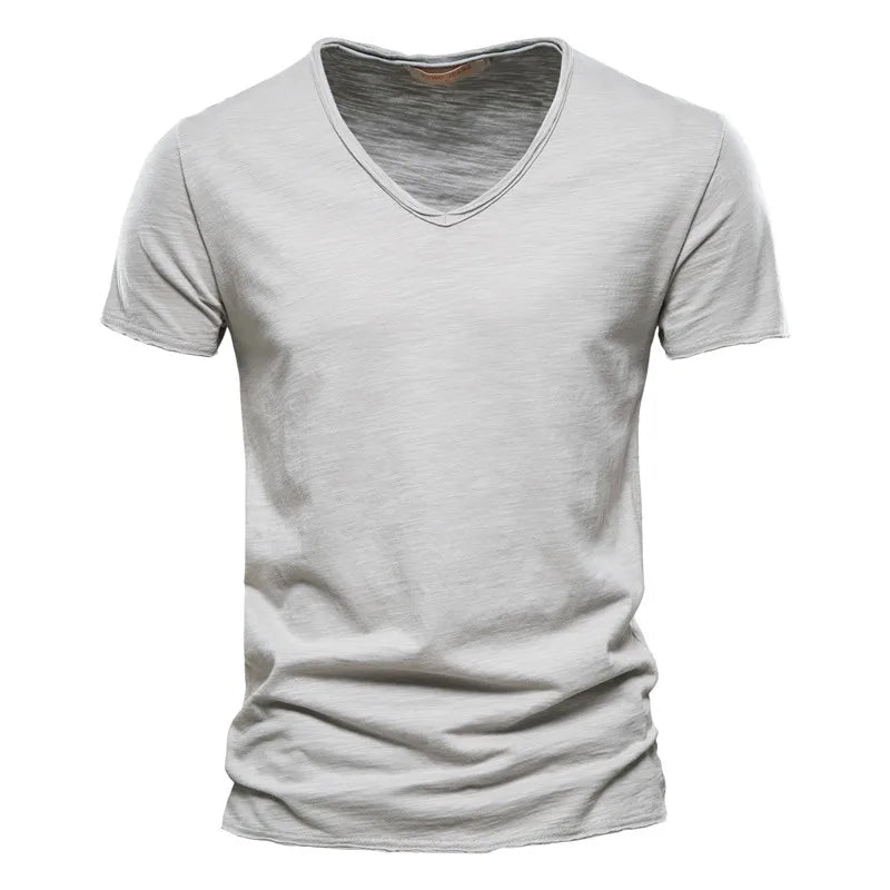 Modern heren V-hals zomer shirt, ademend en comfortabel voor een casual look.