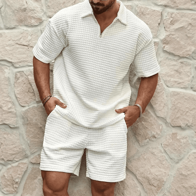 Stijlvolle heren polo en bijpassende shorts als tweedelige zomerset. Ademend voor warm weer.