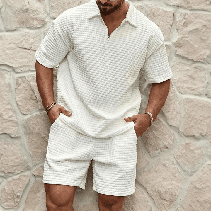 Stijlvolle heren polo en bijpassende shorts als tweedelige zomerset. Ademend voor warm weer.
