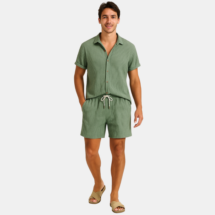 Relaxte heren zomerset met ribpatroon shirt en bijpassende short. Ideaal voor comfortabele zomerkleding.