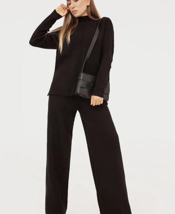 Warm dames winterpak, tweedelig en comfortabel, perfect als stijlvolle relaxkleding.