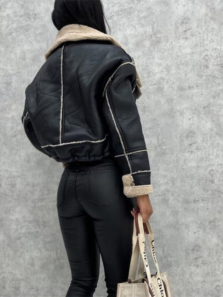 Stijlvolle dames winterjas, rugaanzicht. Modieus & warm, perfect voor de hedendaagse wintermode.