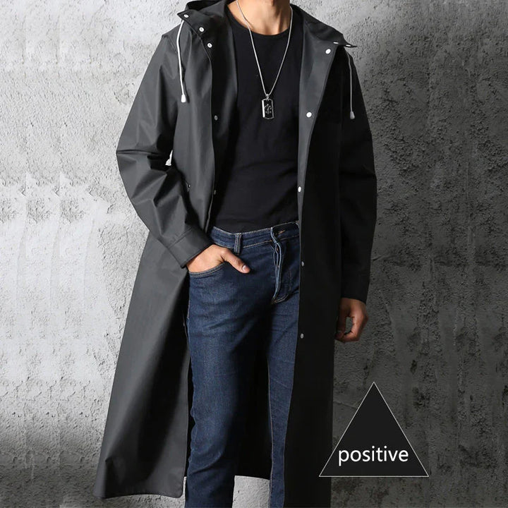 Stijlvolle zwarte unisex regenjas met capuchon, lange pasvorm voor optimale bescherming buiten.