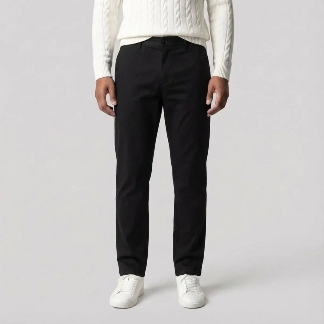 Stijlvolle zwarte heren chino met regular fit en rechte pijpen. Comfortabele en veelzijdige casual broek.