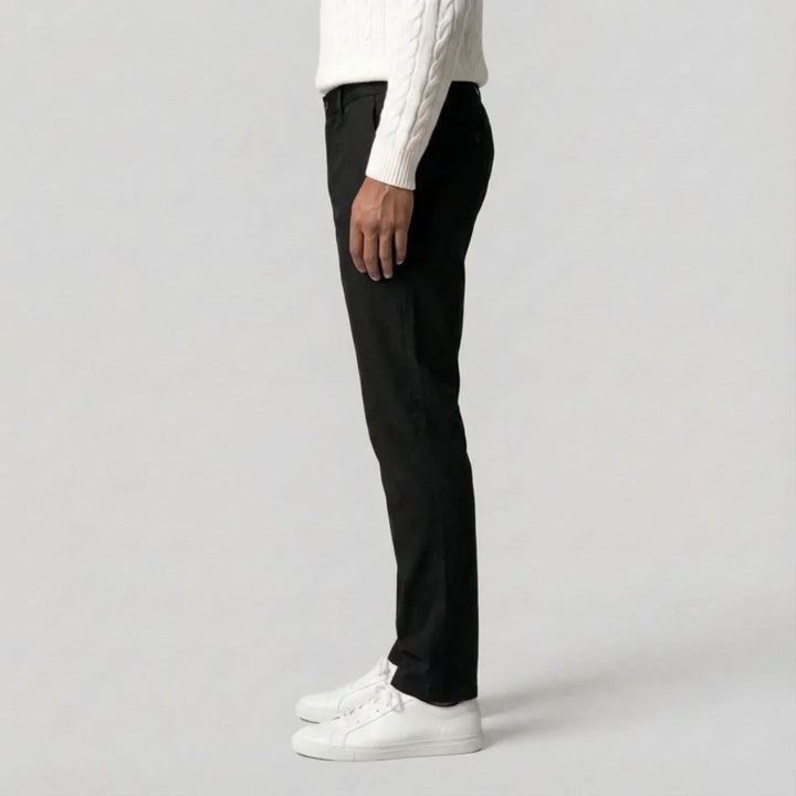 Heren chino in zwart met comfortabele regular fit. Een tijdloze broek met rechte pijpen voor dagelijks gebruik.