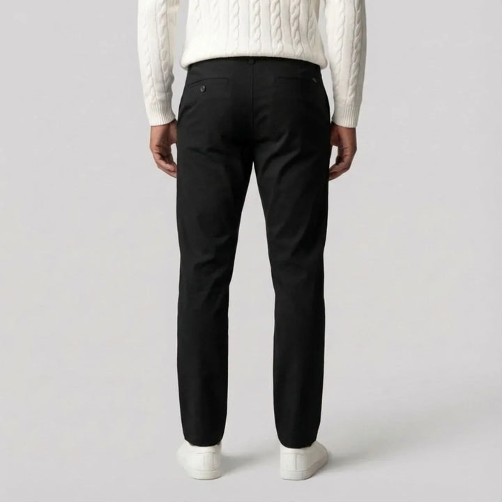 Zwarte regular fit heren chino, ideaal voor een comfortabele casual look. Deze broek heeft rechte pijpen.