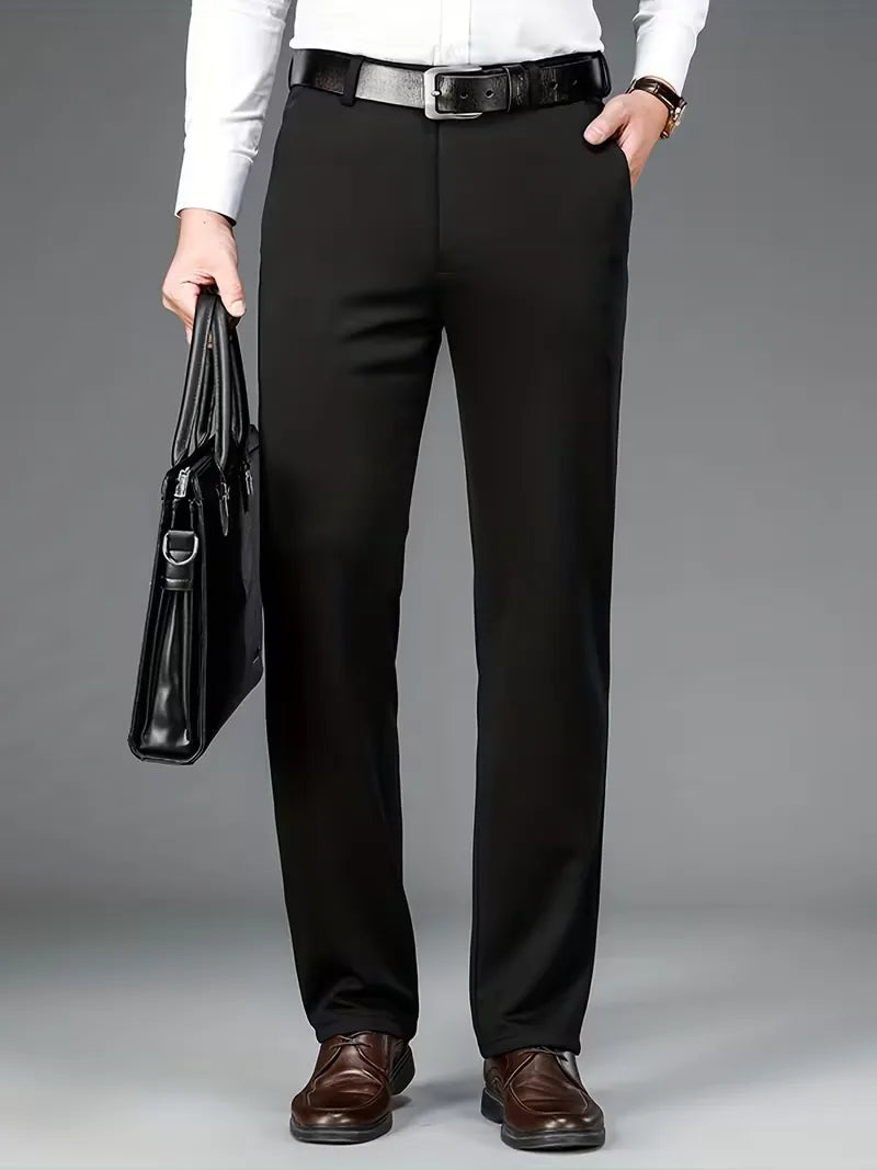 Zakelijke herenbroek met rechte pijpen, regular fit, combineert comfort en elegantie.