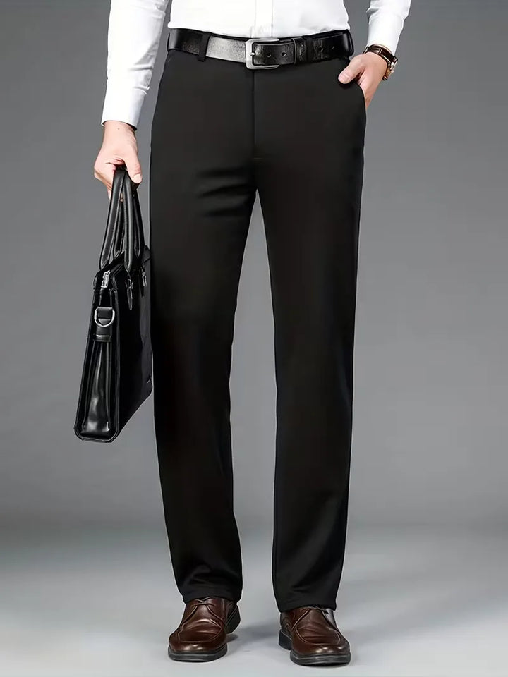 Zakelijke herenbroek met rechte pijpen, regular fit, combineert comfort en elegantie.