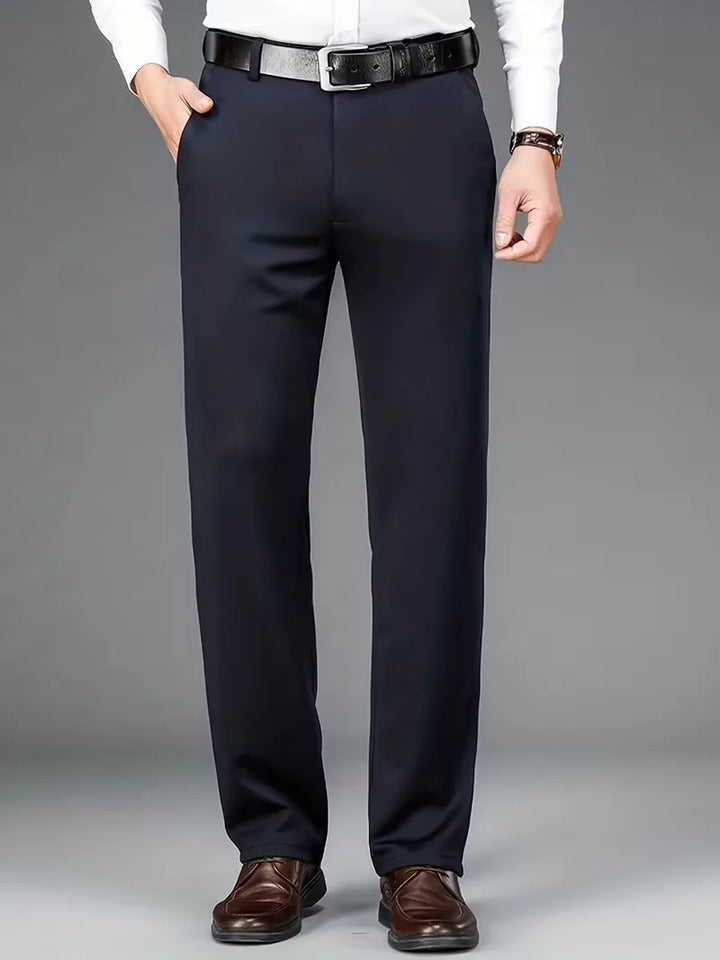 Chique heren pantalon met rechte pijp, stretch, combineerbaar voor formele en casual outfits.