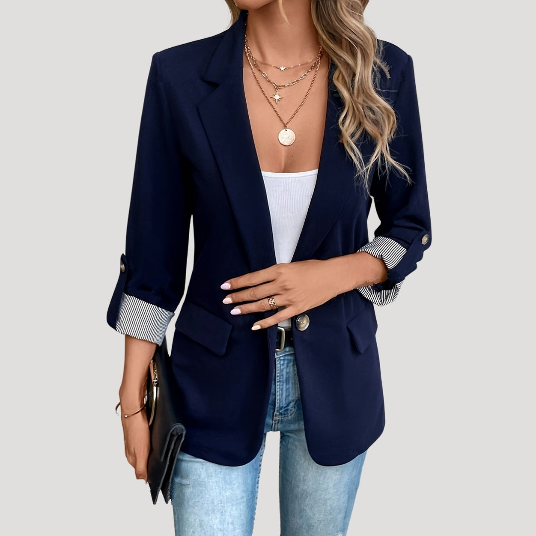 Dames getailleerde blazer met opgerolde mouwen, ideaal voor een elegante en chique look.