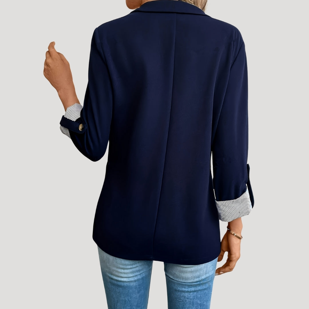 Marineblauwe damesblazer, getailleerd, met opgerolde mouwen; perfect voor zakelijke of casual mode.