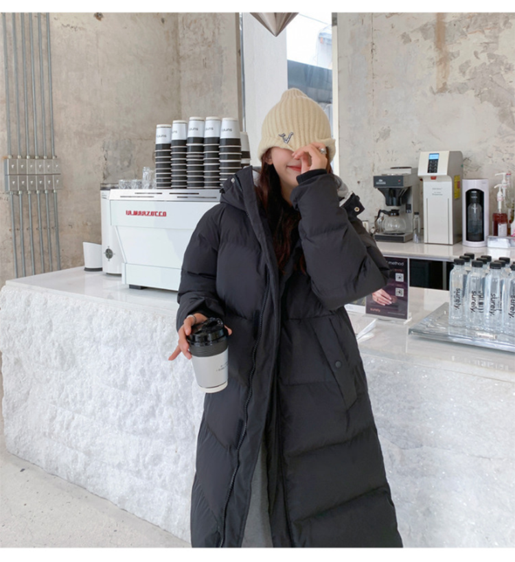 Stijlvolle Zwarte Dames Parka: Elegante winterjas met capuchon, perfect voor een modieuze winterlook.