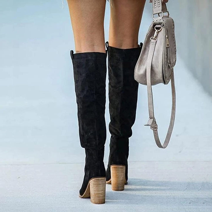 Robuuste blokhak op comfortabele overknee dames laarzen; ideaal voor stabiliteit en stijl in de herfst.