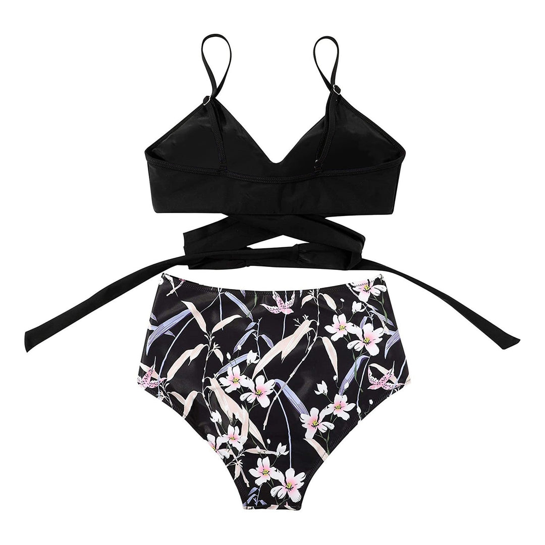 Vooraanzicht van modieuze high-waisted bikini voor dames, kleurrijk en comfortabel zwemkleding.