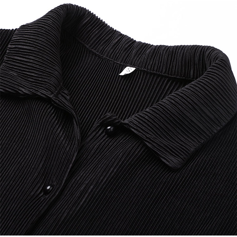Detailopname van de knopen op de blazer van de dames loungeset. Hoogwaardige afwerking.