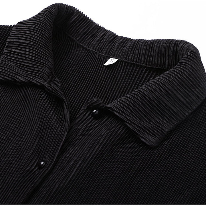 Detailopname van de knopen op de blazer van de dames loungeset. Hoogwaardige afwerking.