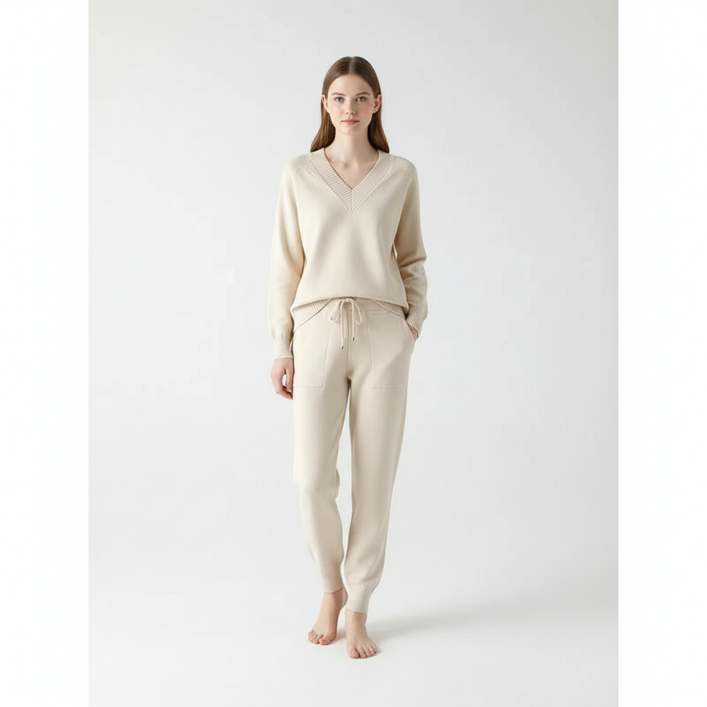 Dames gebreide set 'Alicia' met zachte V-hals trui en comfortabele broek, perfect voor casual mode.
