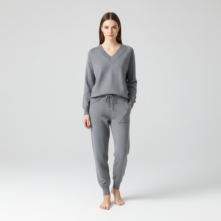 Zachte gebreide dames set met V-hals trui en broek. Comfortabele, stijlvolle tweedelige outfit voor thuis & daarbuiten.