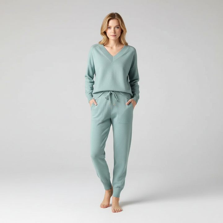 Complete gebreide dames set met V-hals trui en bijpassende broek. Stijlvolle, comfortabele loungewear outfit.