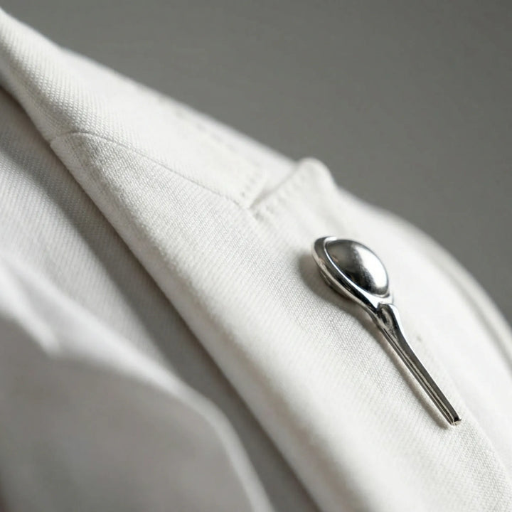 Trendy slim-fit kostuum voor heren. Dit modieuze tweedelige pak zorgt voor een scherpe, elegante uitstraling.