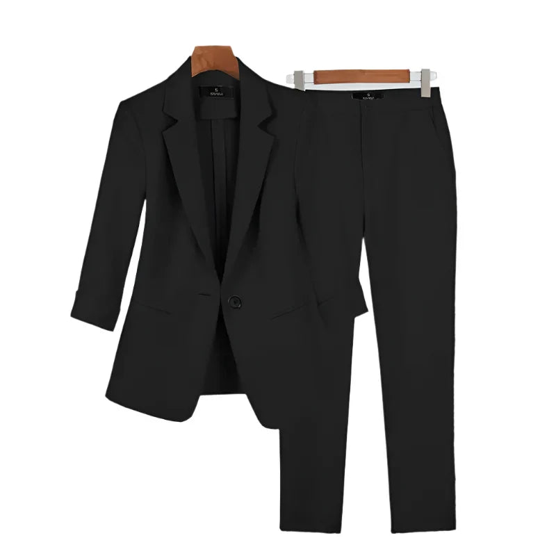 Detail van de damesblazer, onderdeel van een chique tweedelige blazerset. Ideaal voor een elegante kantooroutfit.