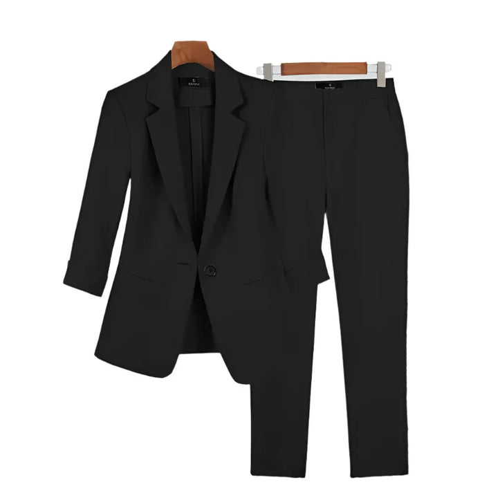 Detail van de damesblazer, onderdeel van een chique tweedelige blazerset. Ideaal voor een elegante kantooroutfit.
