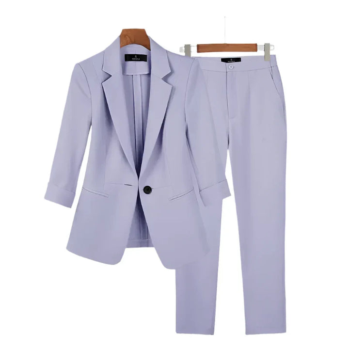 Dameskleding: tweedelige blazerset met strakke pasvorm. Dit elegante zakelijke kostuum is formeel en modieus.
