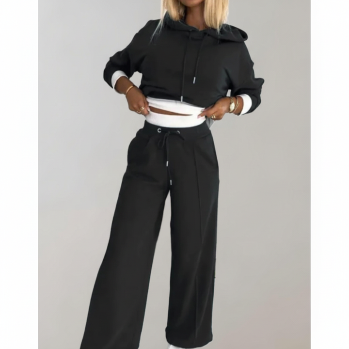 Comfortabele dames loungewear set: zachte hoodie en broek, ideaal voor ontspanning of een casual look.