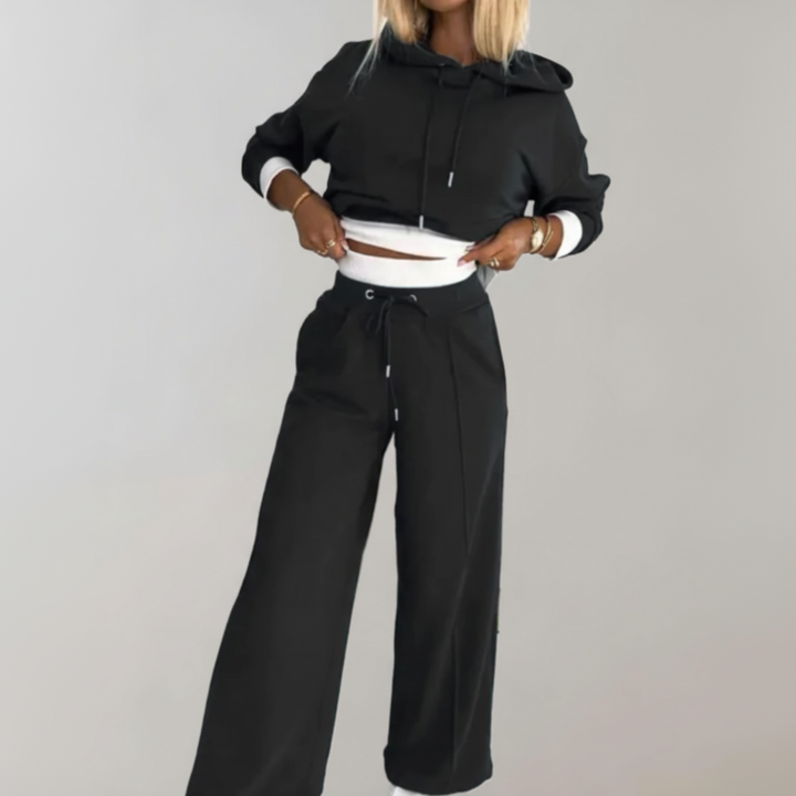 Dames hoodie set: tweedelig vrijetijdsensemble met comfortabele hoodie en bijpassende broek voor dagelijks gebruik.
