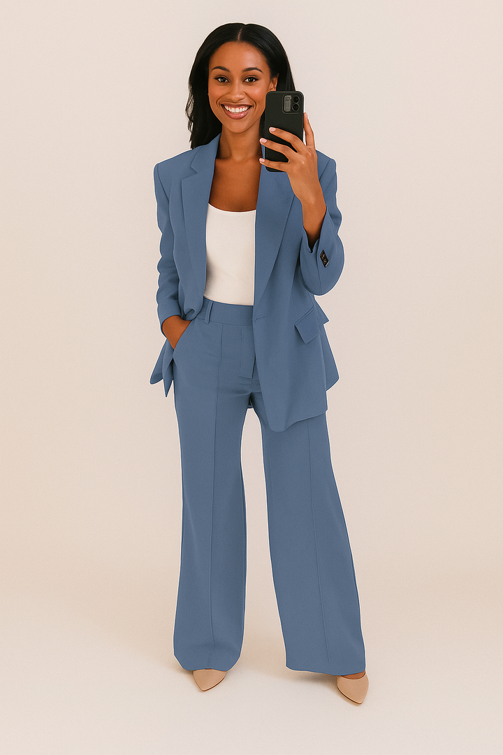 Model draagt een Lauren tweedelig dames broekpak: een elegante & comfortabele outfitset met pantalon & blazer.