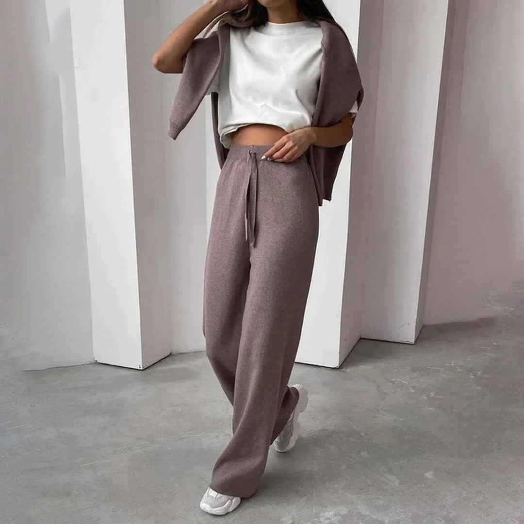 Zachte dames loungewear set Alana, bestaande uit twee delen, voor ultiem comfort en huiselijke mode.