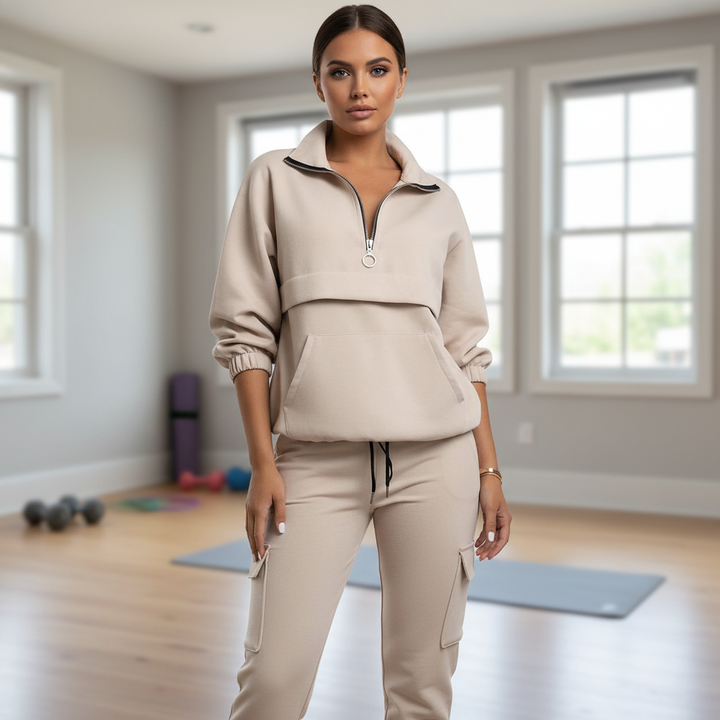 Stijlvol beige dames tweedelig sportoutfit Sophia, perfect voor comfortabel sporten of casual loungewear in herfst/winter.
