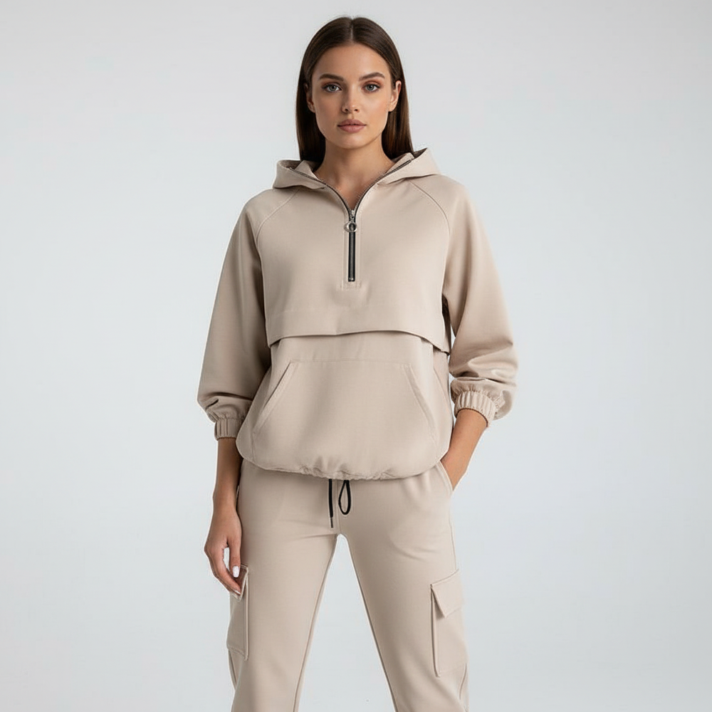 Trendy beige dames trainingspak, tweedelige mode set voor sportieve look of comfortabele vrijetijdskleding.