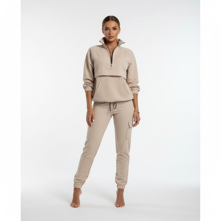 Elegante beige tweedelig dames outfit Sophia, comfortabel en sportief voor casual kleding en ontspannen momenten.