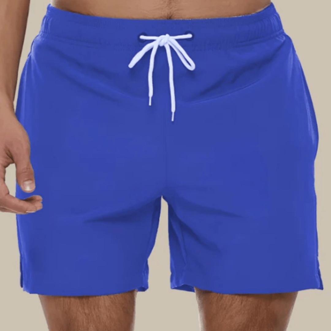 Man draagt sportieve heren zwembroek, klaar voor zwemmen of strand. Sneldrogende zwemkleding.